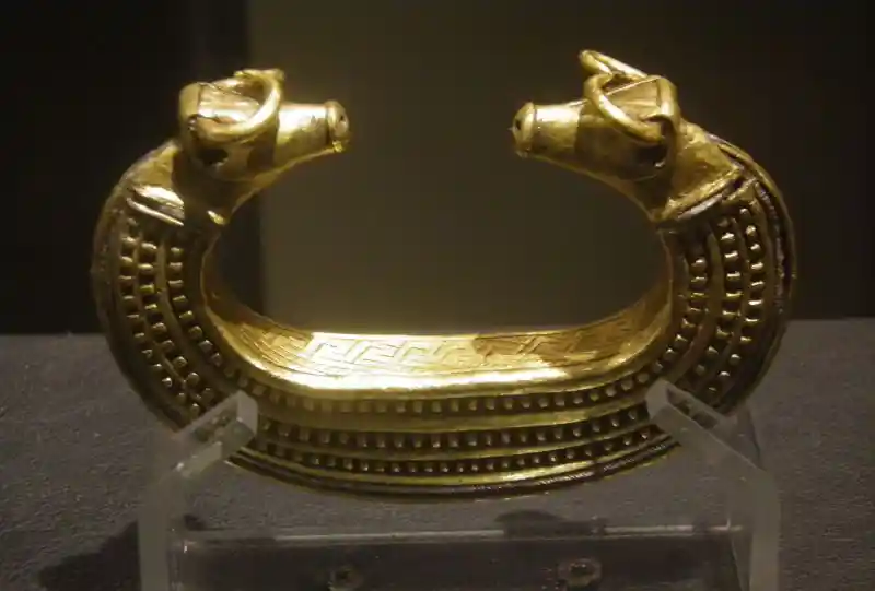 Gold bracelet with bull head from Transylvania